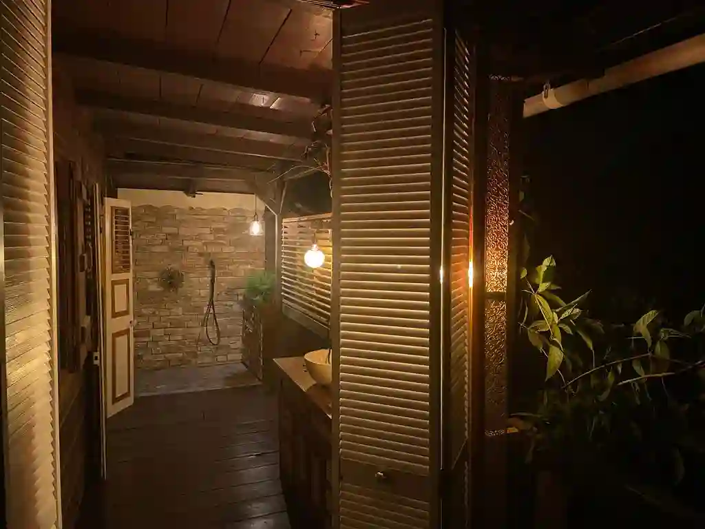 The semi-enclosed shower room, protected by the grackles that fill the entire room with their scent.